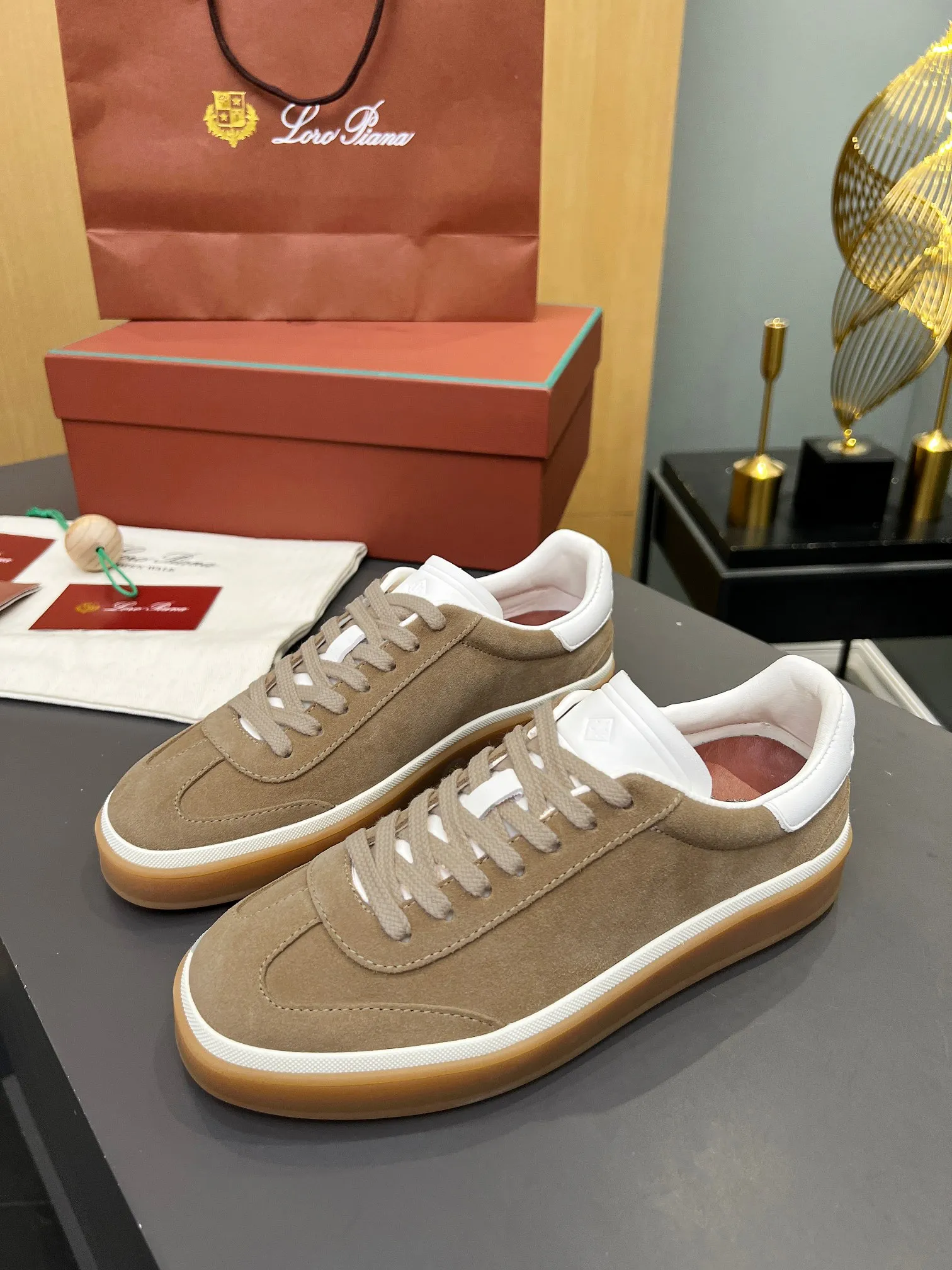 Factory price: 580💰Purchase level, high version🦅⛳️ Italy [Loro men's shoes💰iana] Tennis walk series L men's shoes💰Couple moral training shoes casual sports shoes sneakers🎁🎁 Original purchase development and production This new suede tennis shoe adopts an ultra-low design, suitable for wearing all year round👫👫 The wrapped sole creates an effortlessly attractive color combination that harmoniously blends functionality with understated style, making it the ideal shoe for urban wear. Soft calfskin tongue with Kummel color insert at the heel, embossed L Men's shoes 💰 Logo Cotton lace upper, cowhide suede sole Rubber-lined calfskin ✦ Upper: imported first-layer cowhide ➕ Customized original cowhide ✦ Lining: cowhide lining ➕ Cow leather insole ✦ Sole: Original open-molded T men's shoe 💰R ultra-lightweight outsole ✦Packaging: Original full set of packaging ✦Female size: 35--40, ✦Male size: 39--44, customized 45